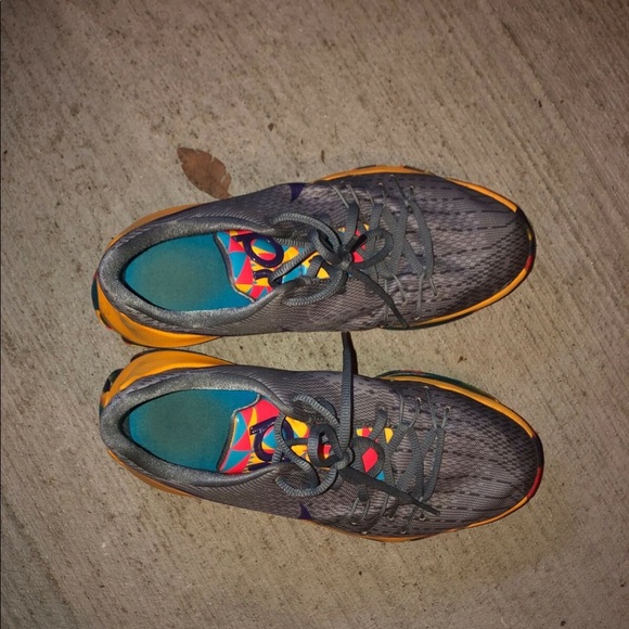 Nike girls basketball shoes - Picture 2 of 3